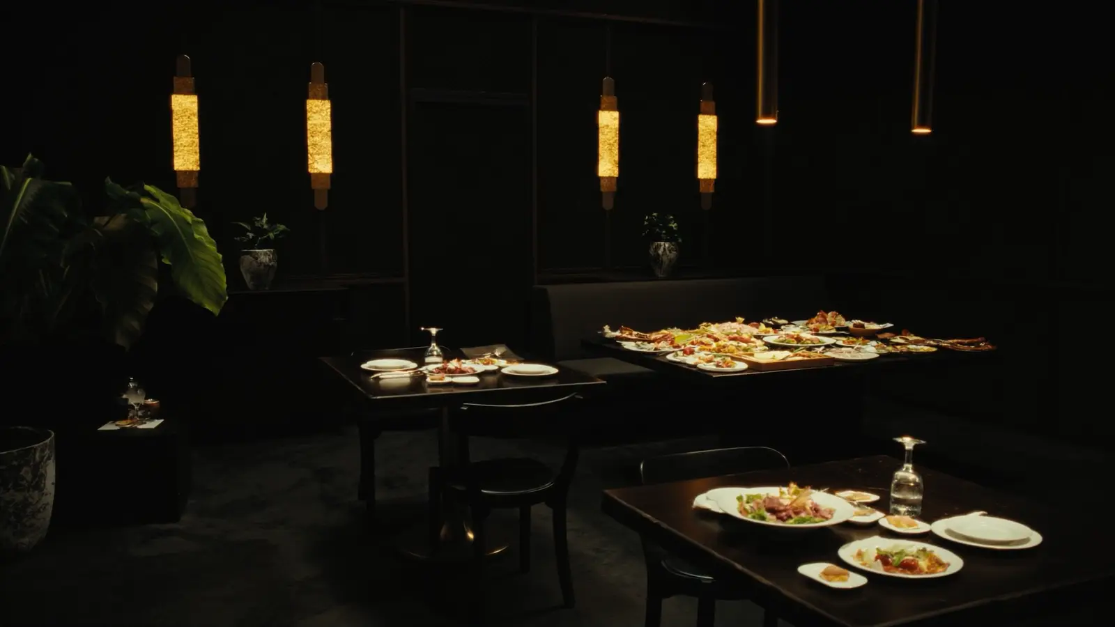 El salón de Don Camarón de noche, con lámparas doradas y mesas servidas